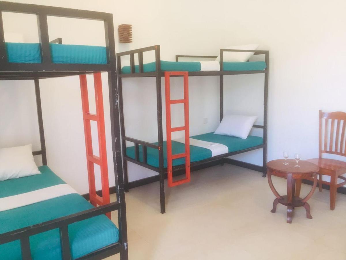 One More Night Hostel Sigiriya Exteriör bild
