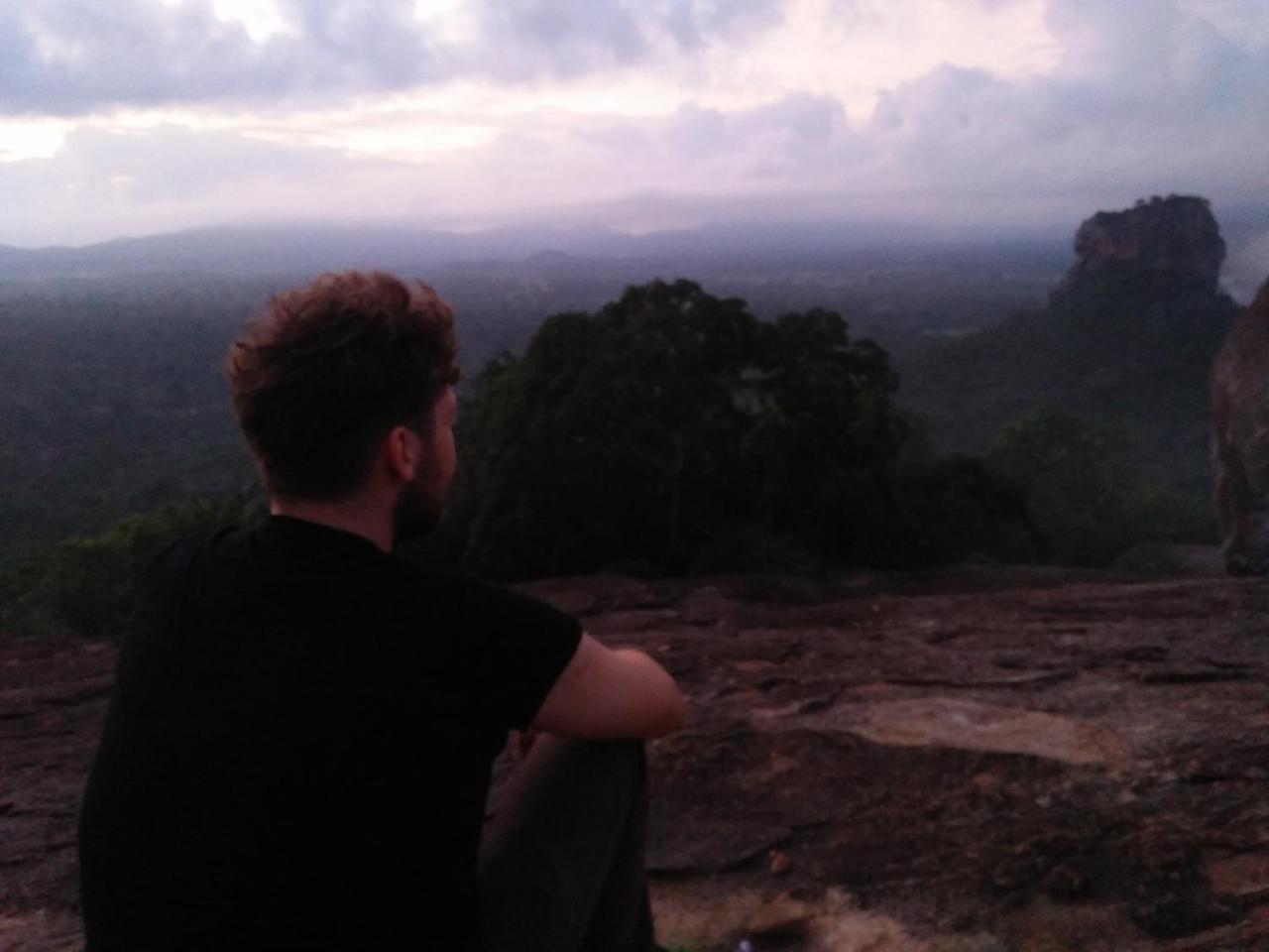 One More Night Hostel Sigiriya Exteriör bild