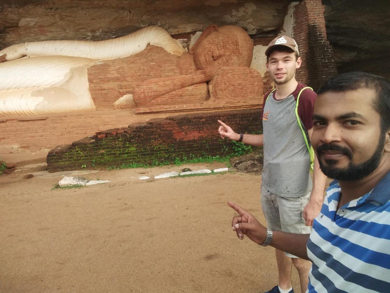 One More Night Hostel Sigiriya Exteriör bild