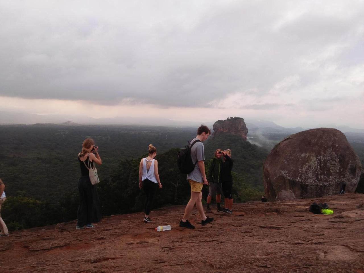 One More Night Hostel Sigiriya Exteriör bild