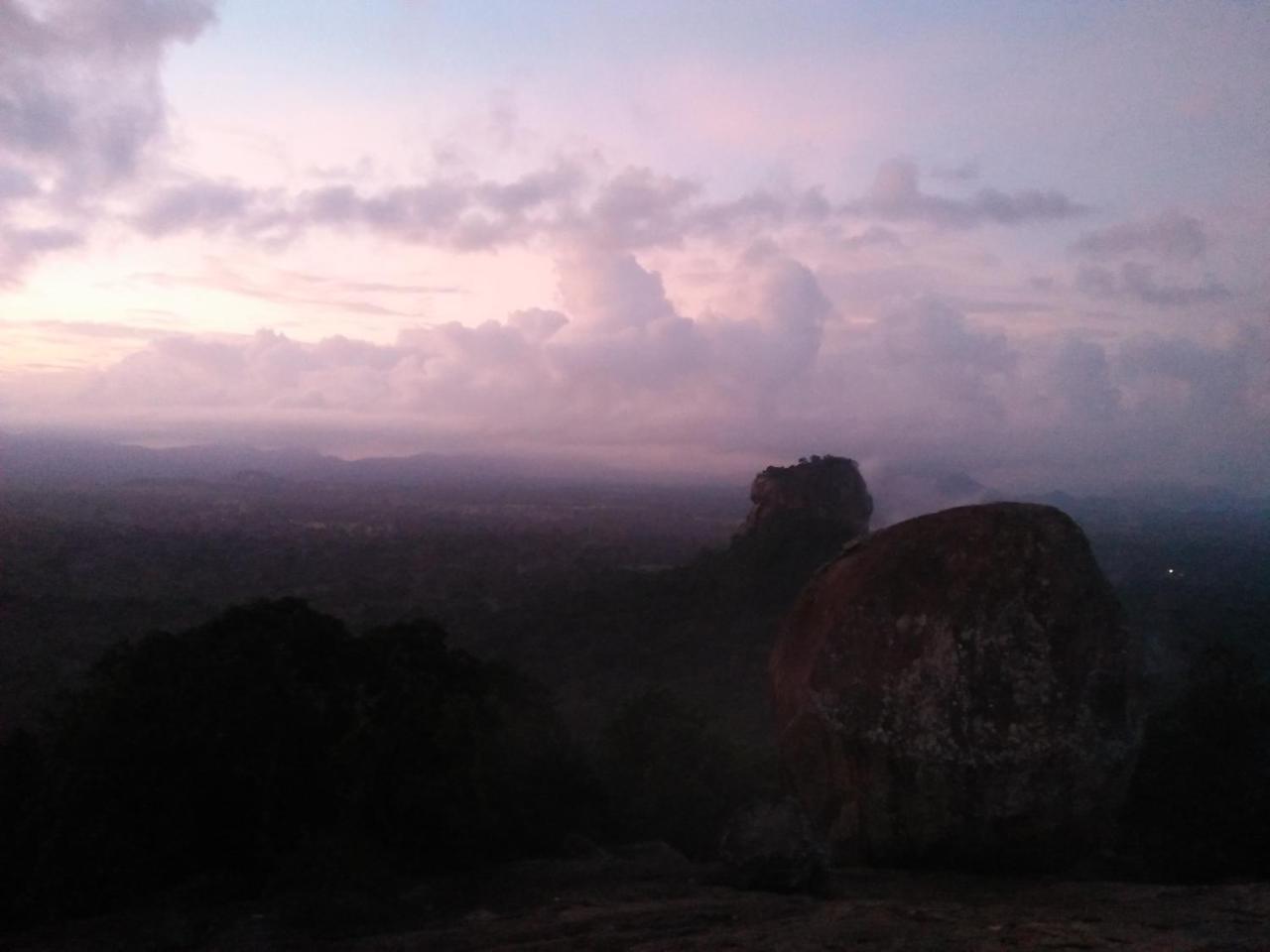 One More Night Hostel Sigiriya Exteriör bild