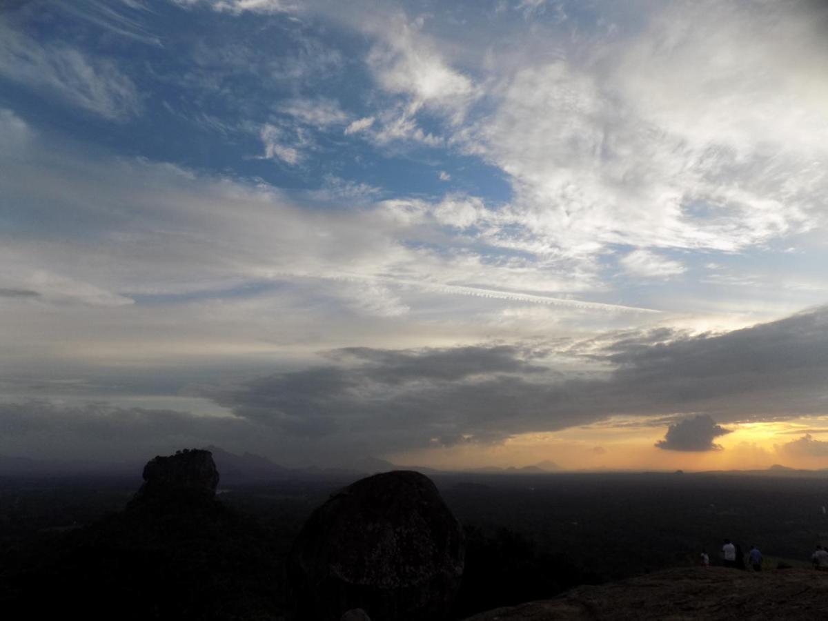 One More Night Hostel Sigiriya Exteriör bild