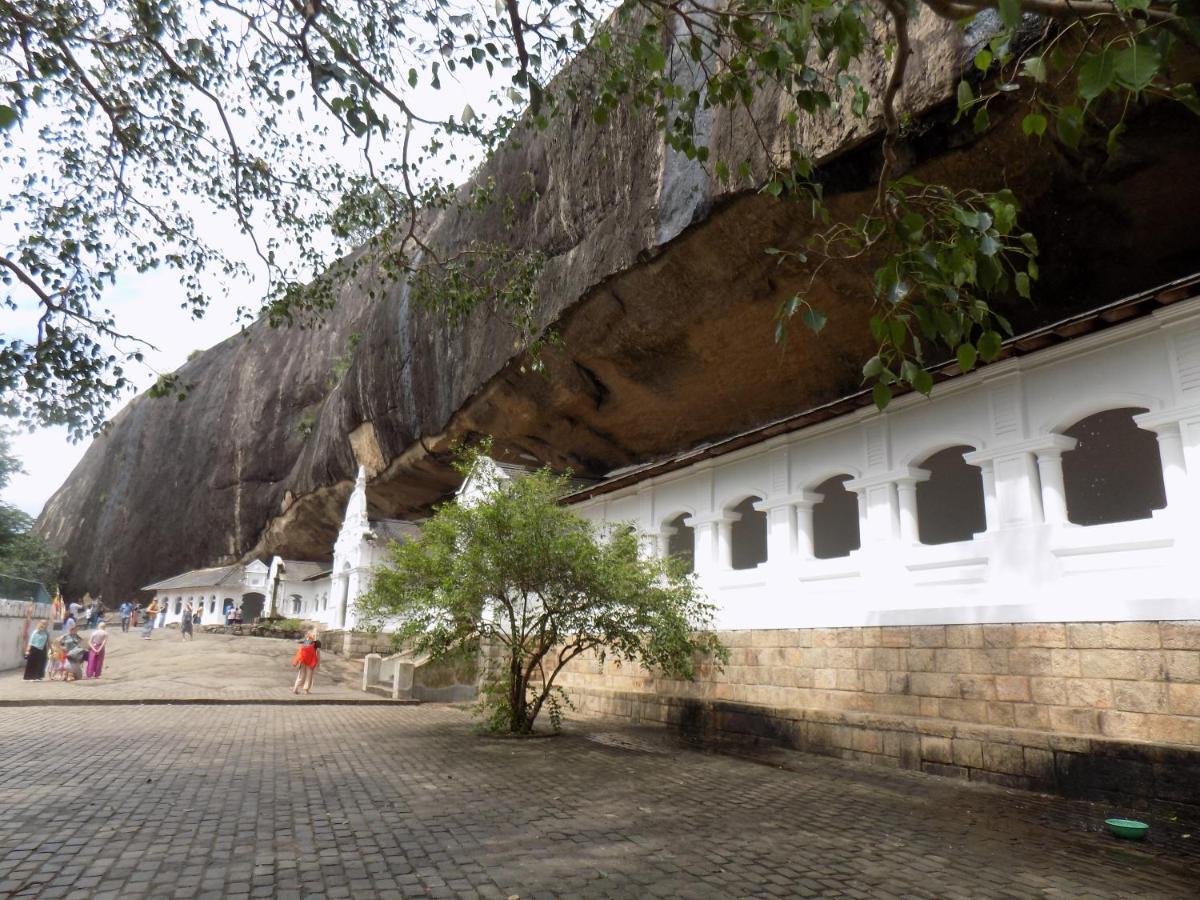 One More Night Hostel Sigiriya Exteriör bild
